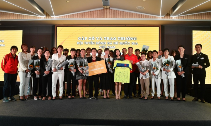 Các bóng hồng đội bóng đá nữ Việt Nam gây bất ngờ với màn hóa thân đầu năm mới