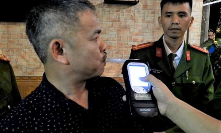 Tạm giữ tài xế ô tô đấm CSGT khi bị yêu cầu kiểm tra nồng độ cồn