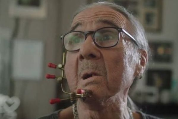 Người đàn ông bị ung thư lưỡi sau 54 năm hút thuốc