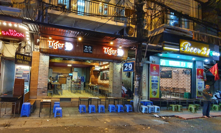 Ảnh: Phố nhậu Hà Nội buồn hiu hắt trong giờ cao điểm