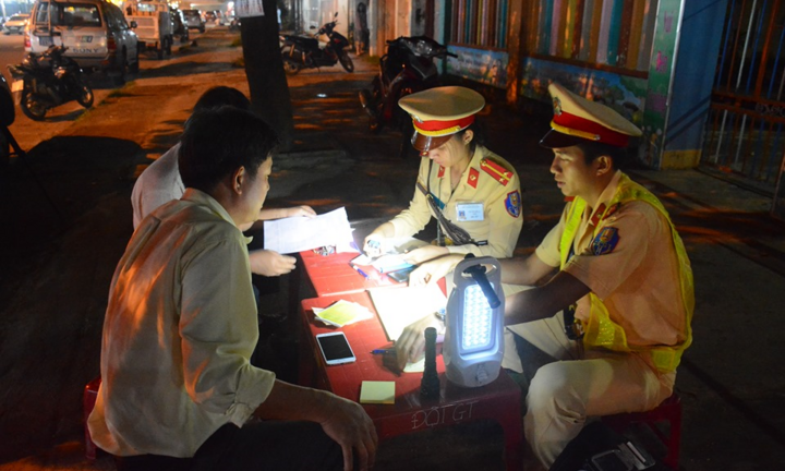 Uống ly rượu thuốc chữa đau lưng, bị CSGT phạt 7 triệu đồng