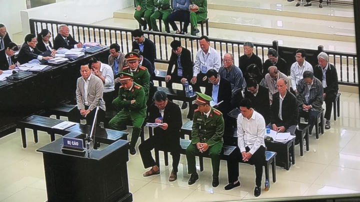 Video: Ông Phan Xuân Ít bật khóc trước tòa, không thể tiếp tục tự bào chữa