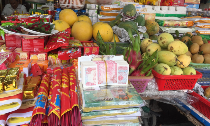 Giáp Tết, 'nóng' đổi tiền lẻ trước cổng chùa