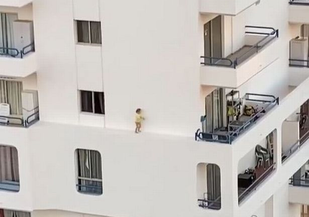Video: Thót tim nhìn bé gái đi lại thoăn thoắt trên gờ tường tòa nhà cao tầng