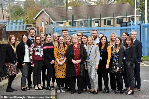 Hàng loạt cựu học sinh quay lại trường trung học làm giáo viên