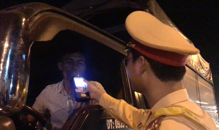 Tài xế say xỉn cố dùng 'chiêu' để qua mặt CSGT Gia Lai