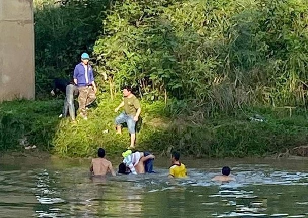 Thầy giáo nhảy xuống sông cứu nữ sinh nhảy cầu tự tử