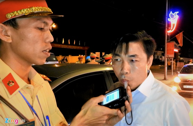 Uống bia vẫn lái ô tô về nhà, trưởng khoa bệnh viện ở Hà Tĩnh bị xử phạt, báo về cơ quan