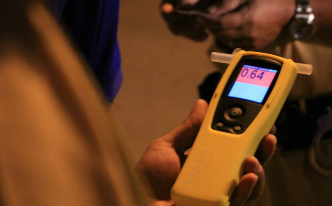 'Thay vì bỏ tiền mua máy đo nồng độ cồn, dân nhậu nên nói không với rượu bia'