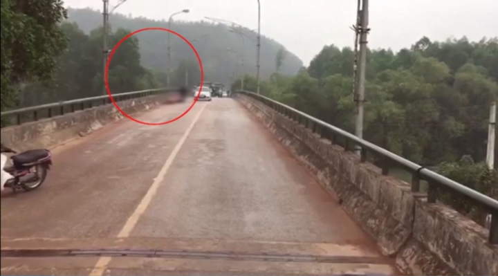 Đang đi trên cầu, người phụ nữ ở Thái Nguyên bị đồng nghiệp lao vào chém tới tấp