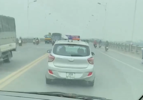 Video: Phẫn nộ tài xế taxi cản đường xe cấp cứu trên cầu Vĩnh Tuy