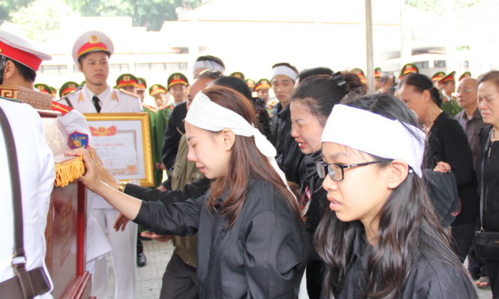 Ảnh: Người thân, chiến sĩ khóc nghẹn tiễn đưa 3 liệt sĩ hy sinh ở Đồng Tâm về nơi an nghỉ cuối cùng