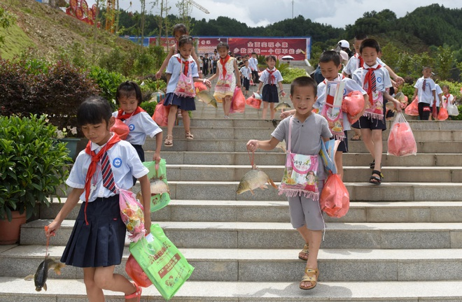 Học sinh Trung Quốc nhận thưởng cá chép, giáo viên được tặng chân giò