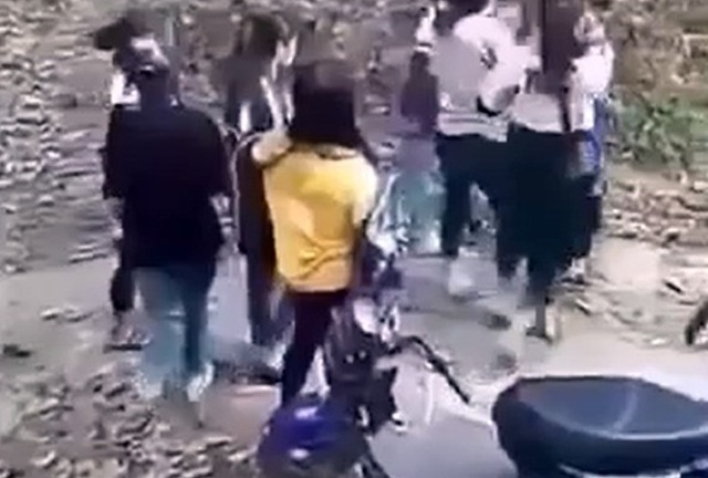 Mâu thuẫn trên mạng, hai nhóm nữ sinh đánh nhau, một người nhập viện cấp cứu