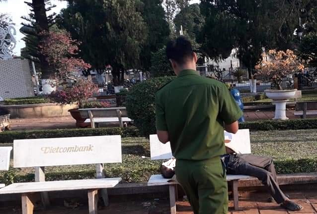Tá hỏa phát hiện thi thể người đàn ông trên ghế đá hoa viên