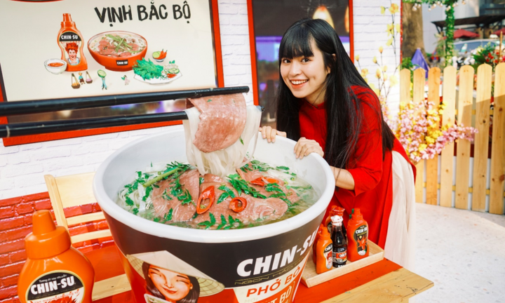 Mê mẩn ngắm hot girl Mắt Biếc check-in với các siêu phẩm tại Góc Phố Xuân CHIN-SU 2020