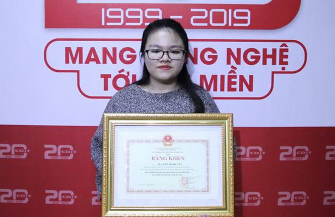 Bộ trưởng Phùng Xuân Nhạ tặng bằng khen cho nữ sinh xương thủy tinh