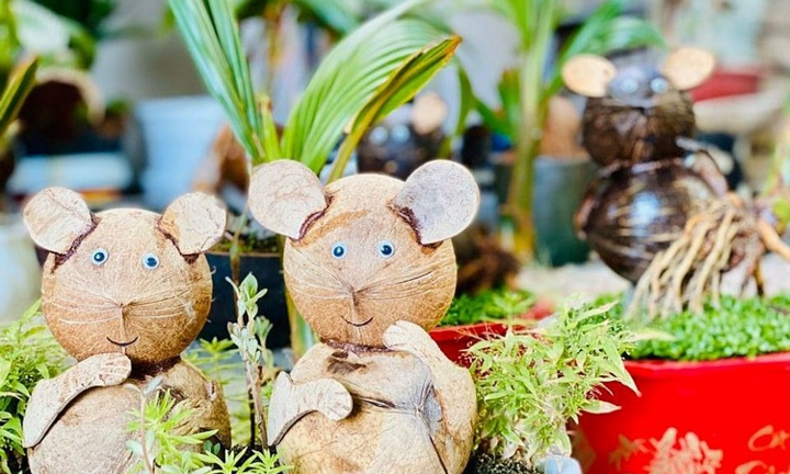 Coconut bonsai shaped like mice are in high demand.
