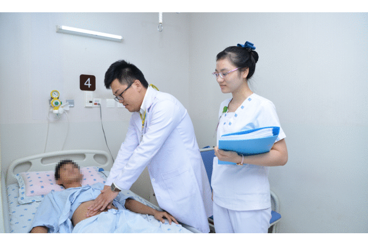 Đập hông, lưng xuống đất, người đàn ông bị vỡ thận