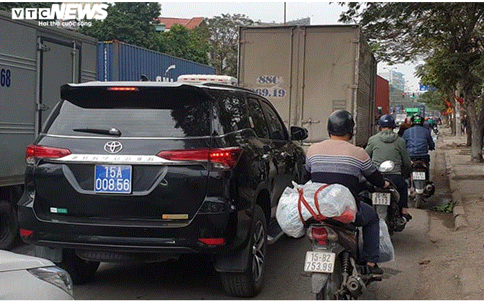 Ảnh: Xe biển xanh, biển đỏ đua nhau lấn làn xe máy trên cung đường 'tử thần' Hải Phòng