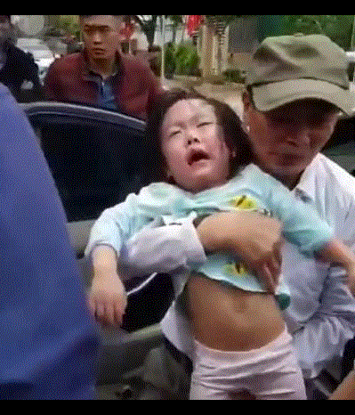 Bố bỏ quên chìa khoá, 2 bé gái ở Hà Tĩnh bị mắc kẹt hoảng loạn trong ô tô