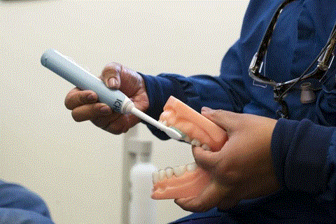 Vừa đi xe thăng bằng vừa nhổ răng, nha sĩ bị ngồi tù 