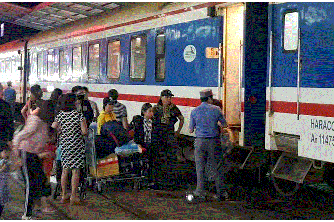 Video: Người thầm lặng cho những chuyến tàu hối hả rời ga