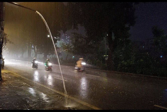 Video: Hà Nội mưa xối xả đêm Giao thừa