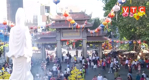 Video: Người TP.HCM đi chùa cầu an đầu năm mới