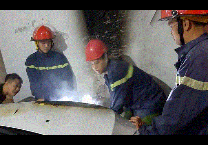 Đang đỗ trong sân, ô tô bốc cháy dữ dội ngày đầu năm mới Canh Tý