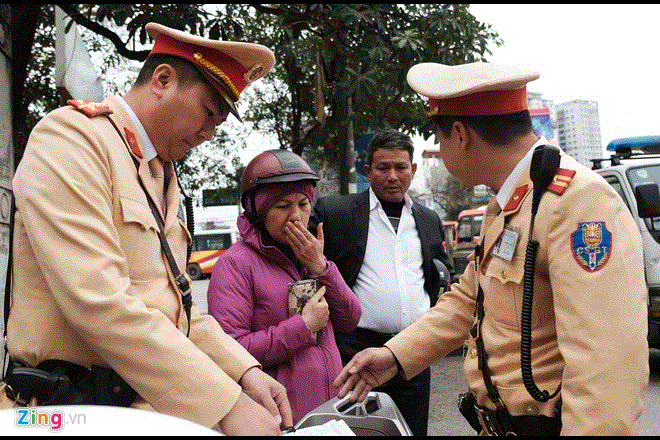 Bị xử phạt vi phạm nồng độ cồn, tài xế đòi tặng xe cho CSGT