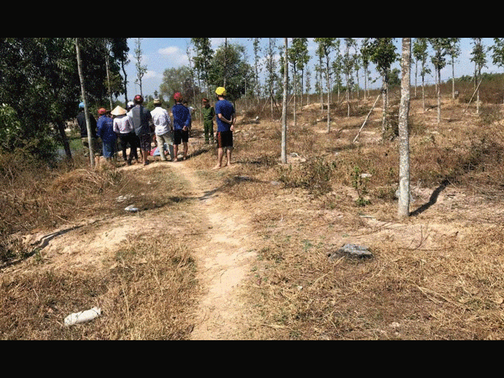 Thanh niên nghi bị sát hại, gục chết cạnh xe máy trong bãi đất trống