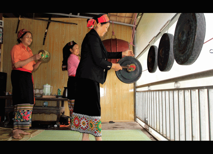 Người Thái phía Tây Nghệ An đánh cồng chiêng mừng năm mới Canh Tý 2020