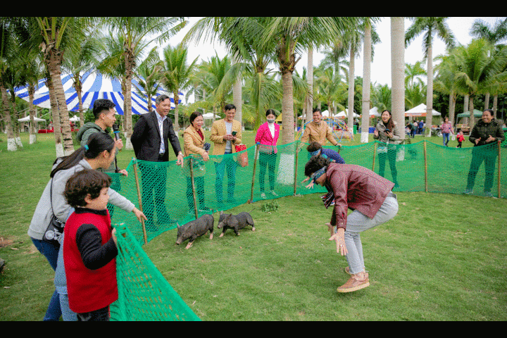 Trẻ em thích thú với trò chơi dân gian tại lễ hội xuân Tết Canh Tý 2020