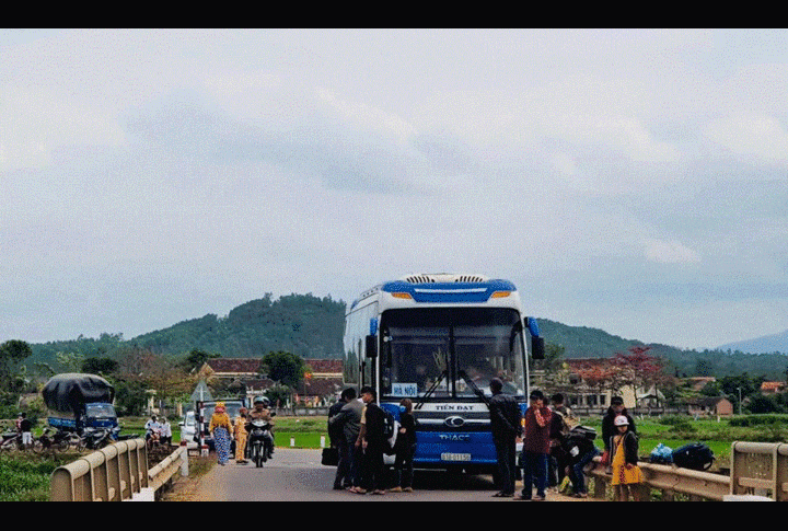 Xe khách tông mạnh xe máy đi cùng chiều, người đàn ông bị cán chết ngày mùng 4 Tết