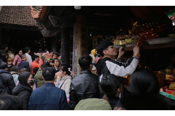 Hàng vạn người chen chân 'vay nợ' Bà Chúa Kho ngày mùng 5 Tết