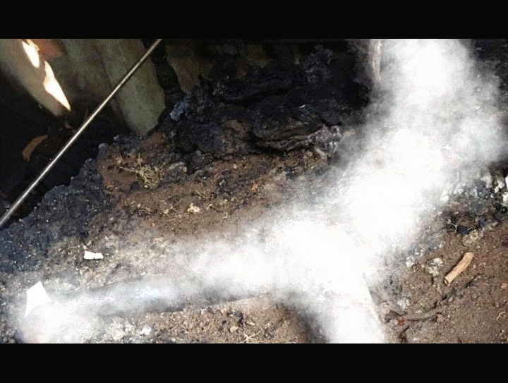 Tẩm xăng tự thiêu để ngăn bố dẫn bạn về nhà đánh bạc