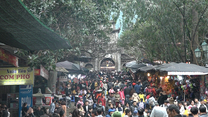 Video: Bất chấp dịch corona, biển người vẫn ùn ùn đổ về chùa Hương ngày khai hội