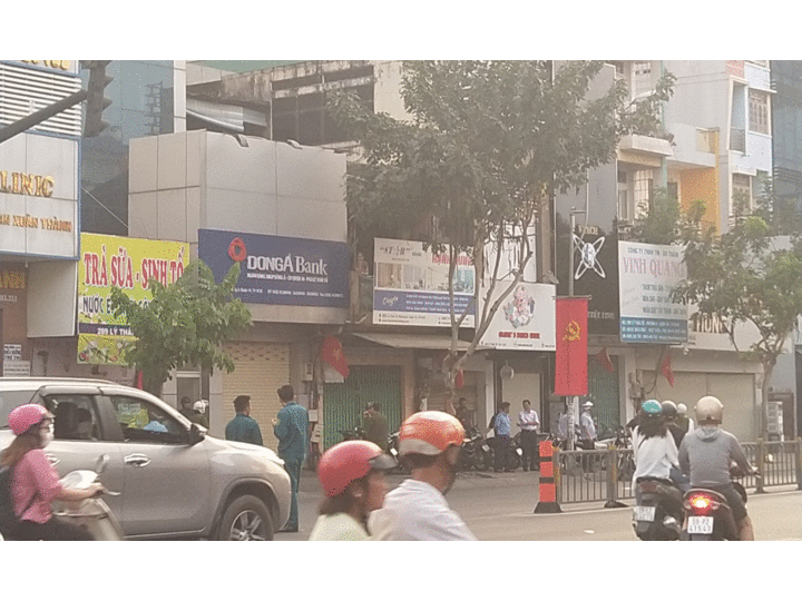 Vây bắt thanh niên cầm vật giống lưu đạn cố thủ trong nhà ở TP.HCM