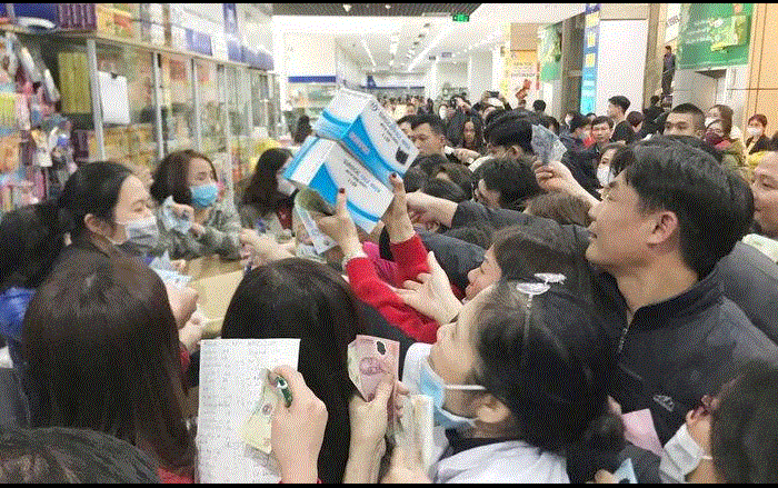 Clip: Chen lấn, tranh giành nhau mua khẩu trang ở chợ thuốc lớn nhất miền Bắc