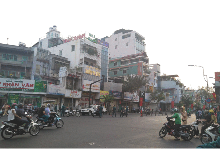 Người đàn ông cầm vật giống lưu đạn cố thủ ở TP.HCM: Công an thu giữ nhiều hung khí