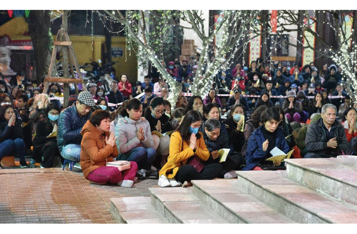 Cầu an đầu năm: Dân không ngồi lòng đường, đeo khẩu trang phòng corona