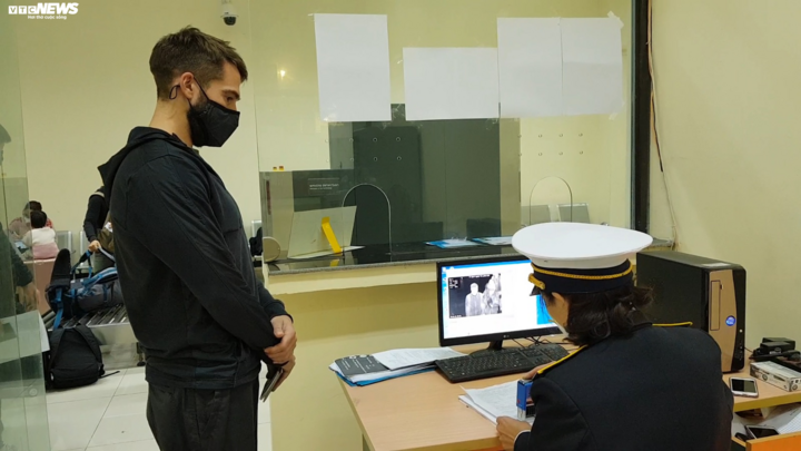 Ga Đồng Đăng kiểm tra thân nhiệt từng hành khánh đề phòng nhiễm virus corona