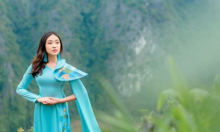 Đại sứ áo dài khoe vẻ đẹp yêu kiều trên đỉnh Hang Múa