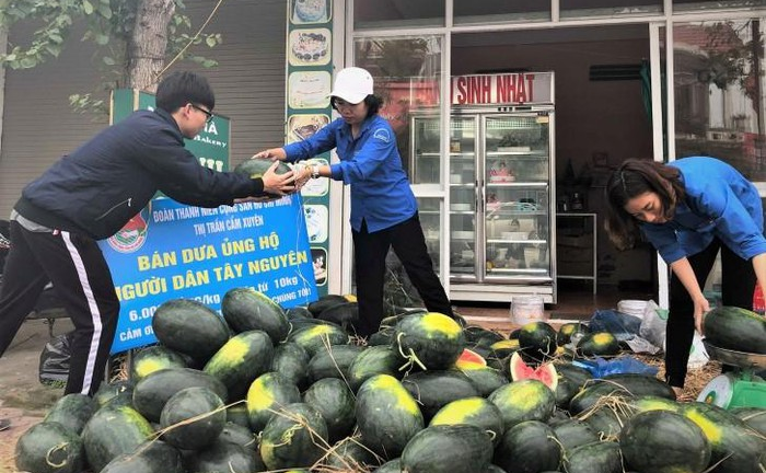 Thanh niên Hà Tĩnh 'giải cứu' dưa hấu, phát khẩu trang miễn phí cho người dân
