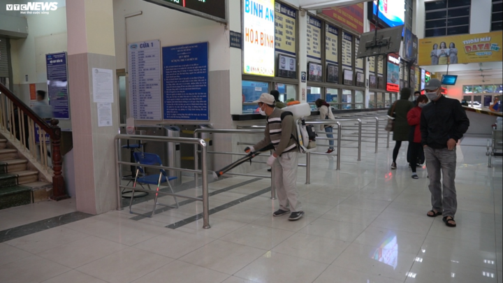 Bến xe Mỹ Đình phun khử trùng bề mặt phòng đại dịch virus corona
