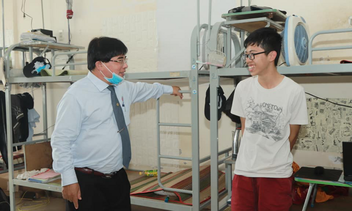 Hiệu trưởng đến ký túc xá, phát khẩu trang miễn phí, hướng dẫn sinh viên cách chống dịch corona