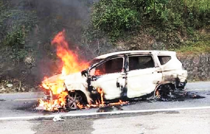 Ô tô phát nổ rồi bốc cháy, 2 người thiệt mạng