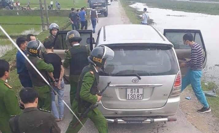 Hàng chục cảnh sát trang bị súng, truy đuổi 2 kẻ vận chuyển 45kg ma túy