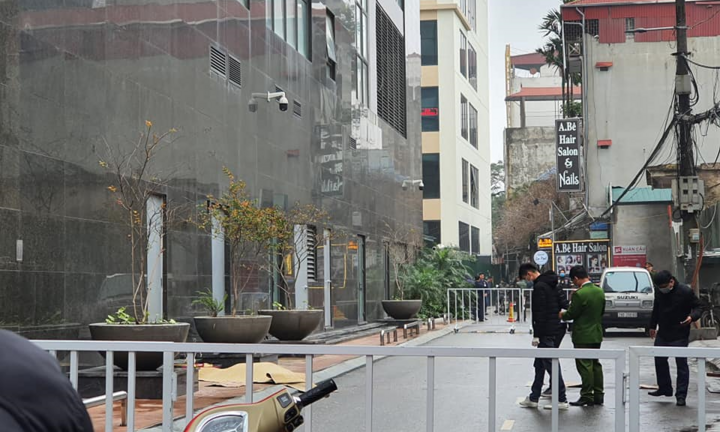 Tá hoả phát hiện thi thể cô gái trẻ rơi từ tầng cao chung cư xuống đất 